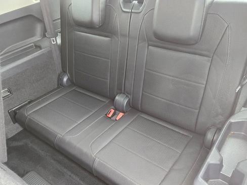 Used 2020 Volkswagen Tiguan SE FWD image 16