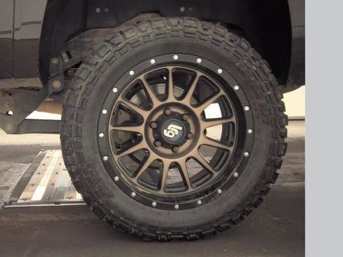 Used 2018 Chevrolet Suburban LT image 10