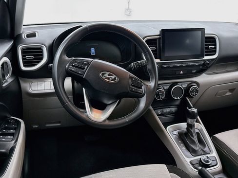 Used 2025 Hyundai Venue SEL FWD image 18