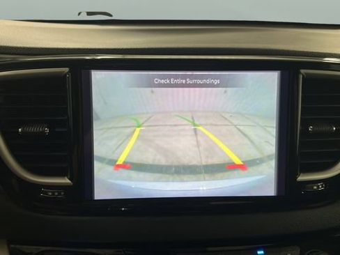 Used 2024 Chrysler Pacifica Touring-L FWD image 15