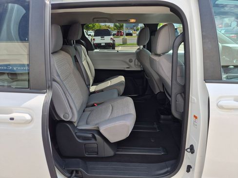 Used 2025 Toyota Sienna LE FWD image 33