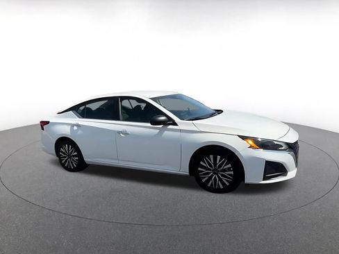 Used 2025 Nissan Altima 2.5 SV FWD image 2