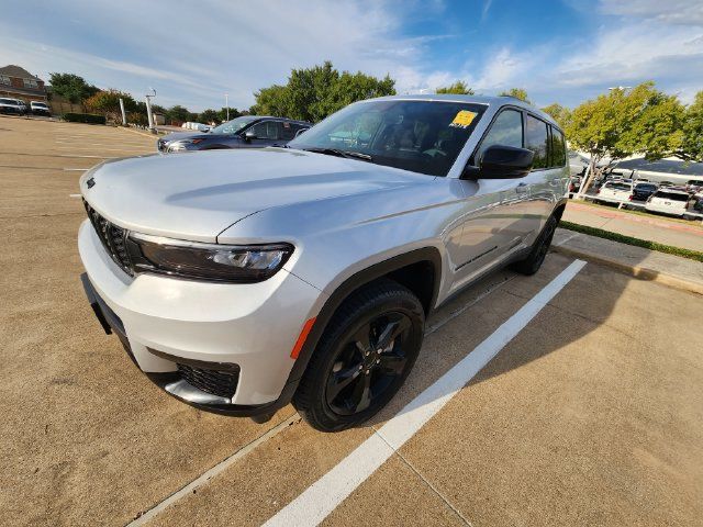Used 2025 Jeep Grand Cherokee L Limited w/ Black Appearance Package AWD/4WD image 3