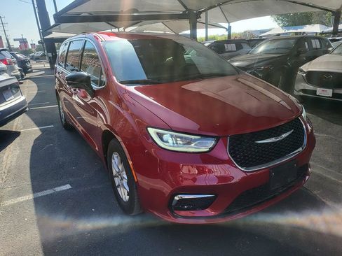 Used 2025 Chrysler Pacifica Select FWD image 2