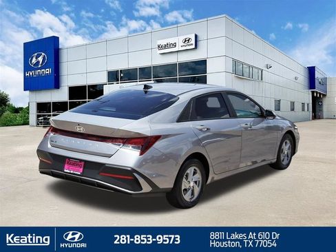 Certified 2025 Hyundai Elantra SE FWD image 7