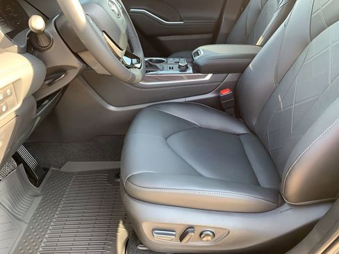 New 2025 Toyota Highlander Platinum image 10