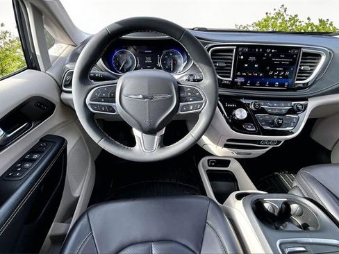 Used 2023 Chrysler Pacifica Touring-L image 5