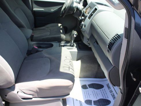 Used 2015 Nissan Frontier SV w/ SV Value Truck Package RWD image 9