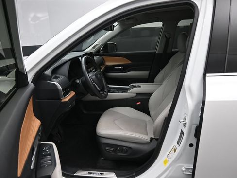 Certified 2024 Toyota Grand Highlander AWD image 9