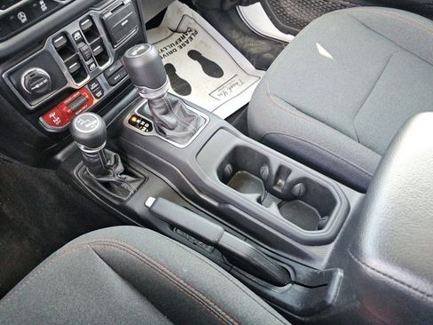 Used 2025 Jeep Wrangler Unlimited Rubicon AWD/4WD image 32