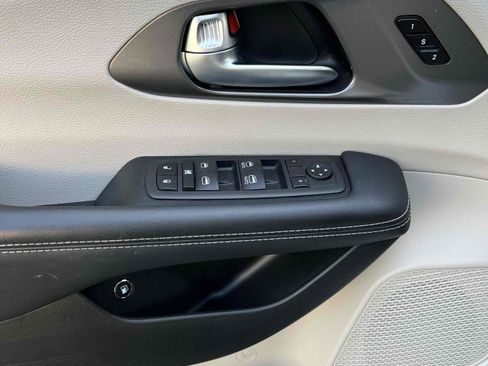 Used 2023 Chrysler Pacifica Touring-L image 66