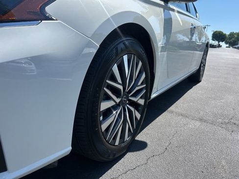 Used 2025 Nissan Altima 2.5 SV FWD image 12