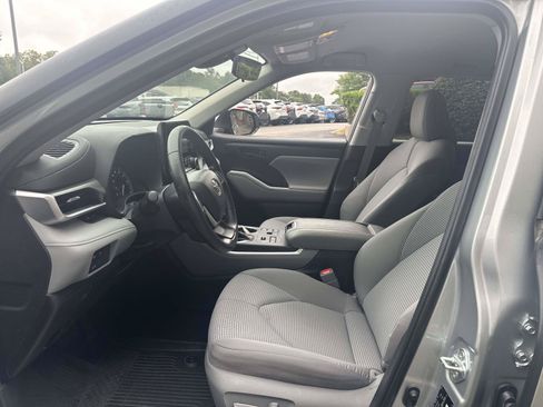 Used 2023 Toyota Highlander LE AWD/4WD image 18