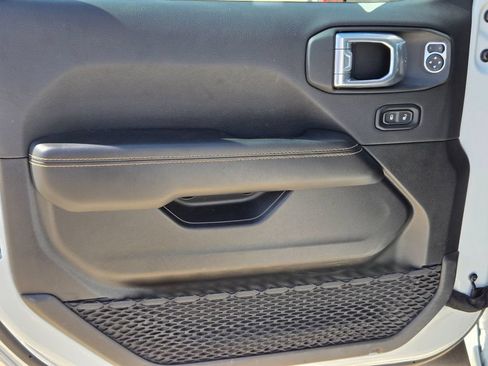 Used 2025 Jeep Wrangler Unlimited Sahara AWD/4WD image 13