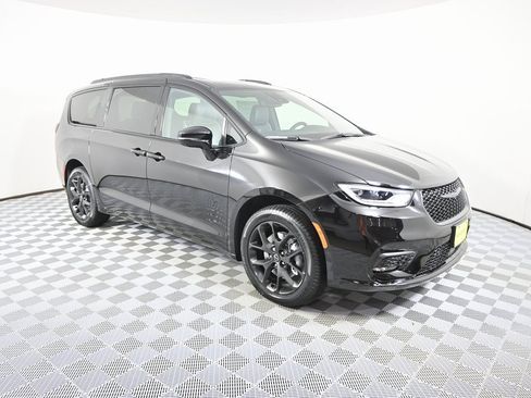 New 2026 Chrysler Pacifica Limited image 9