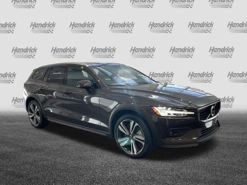 Certified 2025 Volvo V60 B5 Cross Country Plus AWD/4WD image 39