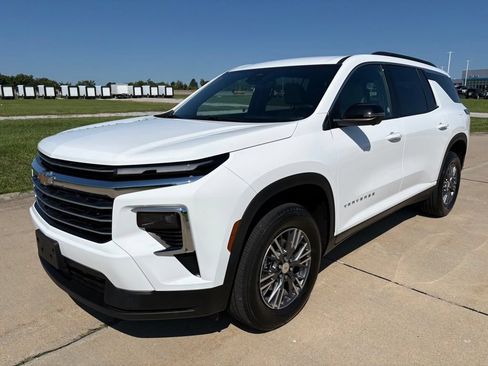 Used 2026 Chevrolet Traverse LT w/ Driver Confidence Package AWD/4WD image 3