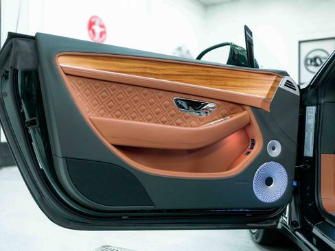 Used 2022 Bentley Continental GT V8 image 40