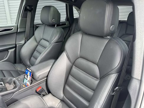 Certified 2025 Porsche Macan image 5