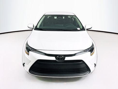 Used 2024 Toyota Corolla LE image 2