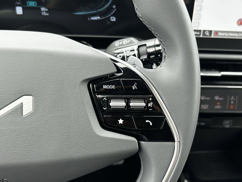 New 2025 Kia Niro EX Touring image 28
