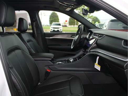 New 2025 Jeep Grand Cherokee Limited w/ Luxury Tech Group II image 25