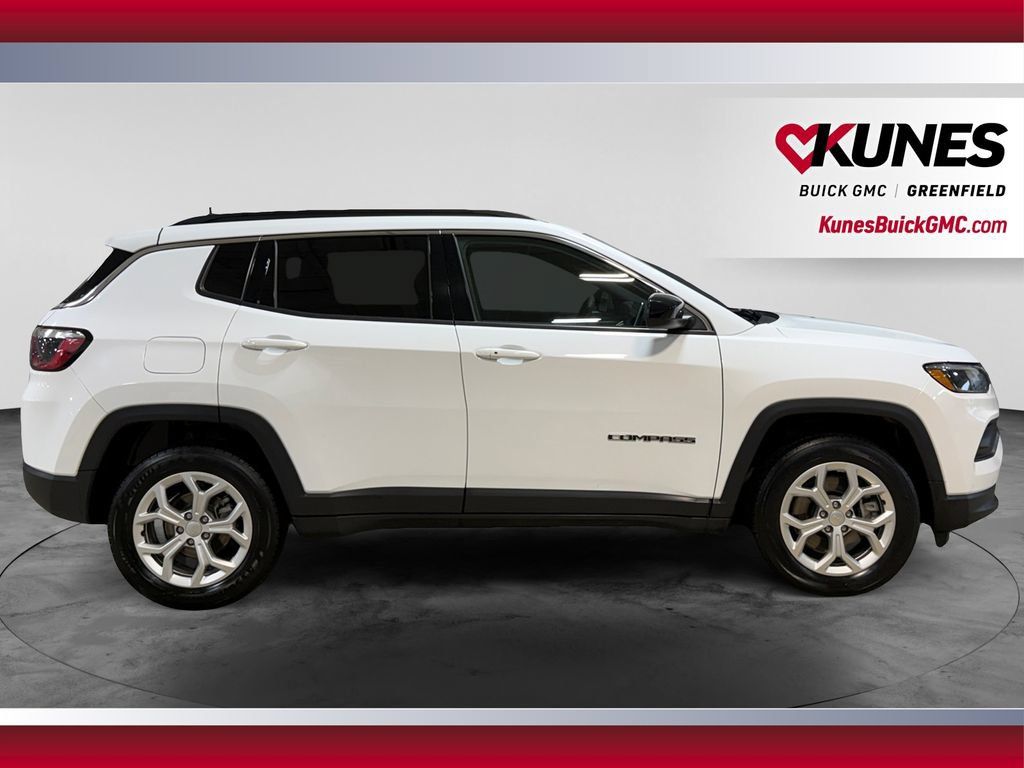 Used 2024 Jeep Compass Latitude AWD/4WD image 12