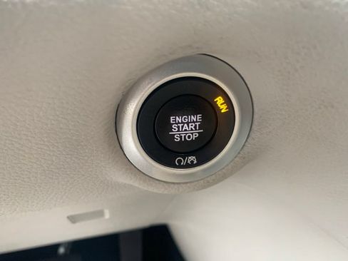 Used 2023 Chrysler Pacifica Touring-L FWD image 21
