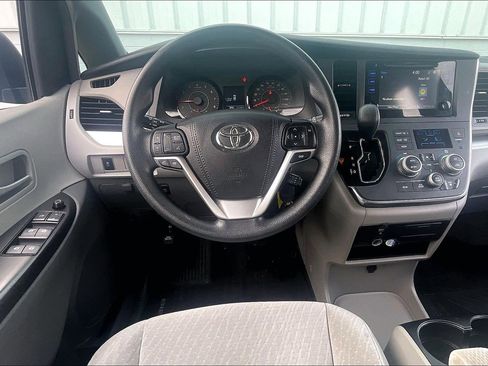 Used 2017 Toyota Sienna LE image 6
