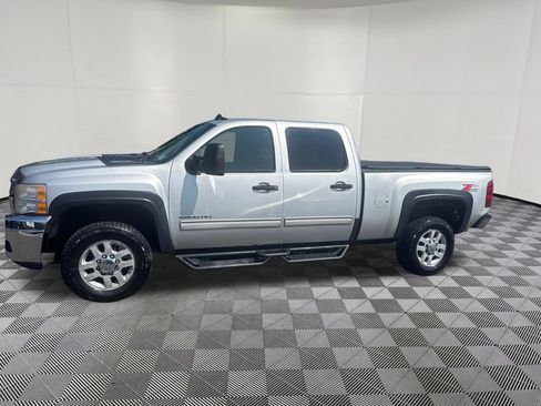 Used 2011 Chevrolet Silverado 2500 LT w/ Interior Plus Package AWD/4WD image 2