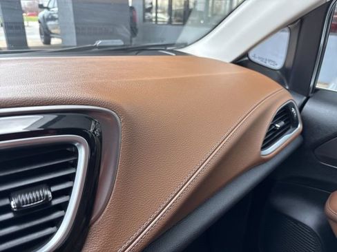 Used 2017 Chrysler Pacifica Limited w/ UConnect Theater Package image 14