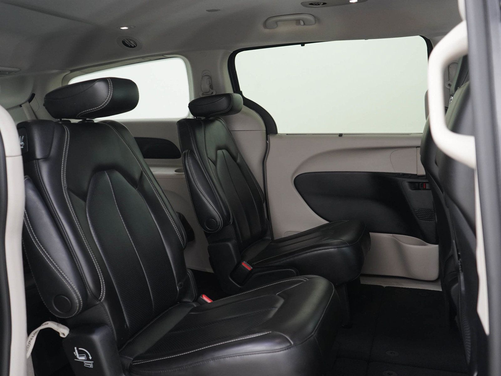 Used 2023 Chrysler Pacifica Touring-L FWD image 12