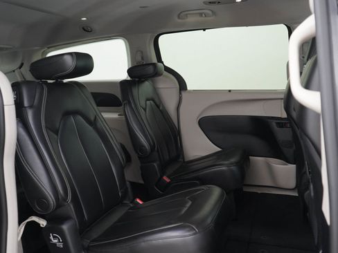 Used 2023 Chrysler Pacifica Touring-L FWD image 12