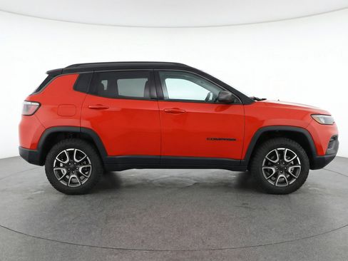 Used 2025 Jeep Compass Trailhawk image 11