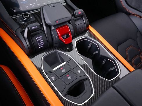 Used 2025 Lamborghini Urus Performante AWD/4WD image 30