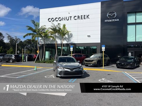 Used 2020 Toyota Camry LE image 1