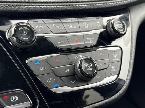 Used 2021 Chrysler Pacifica Touring-L w/ Uconnect Theater Family Group AWD/4WD image 18