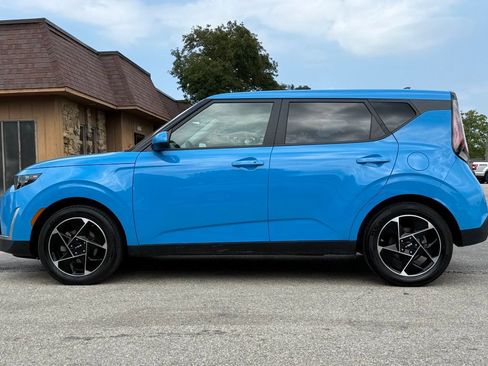 Used 2023 Kia Soul EX FWD image 2