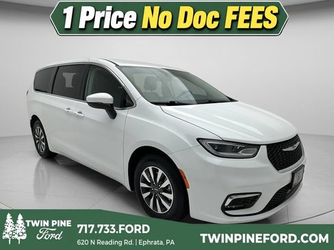 Used 2023 Chrysler Pacifica Touring-L FWD image 1