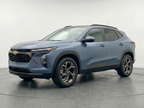 Used 2025 Chevrolet Trax LT FWD image 3