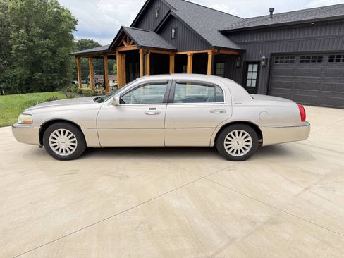 Used 2003 Lincoln Town Car Signature RWD image 2