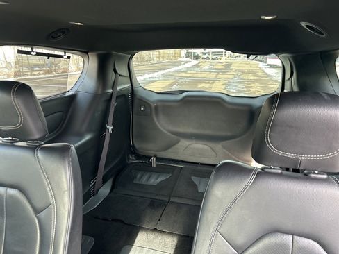 Used 2020 Chrysler Pacifica Touring-L image 15
