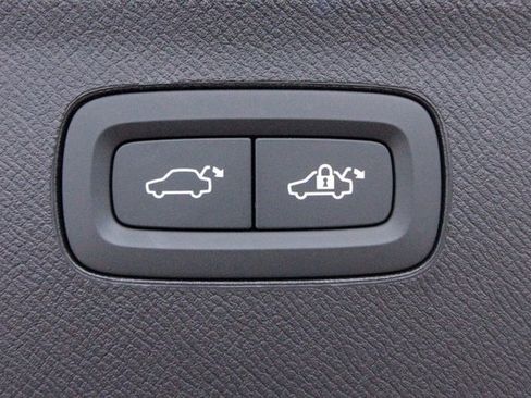 Certified 2025 Volvo XC90 T8 Plus w/ Protection Package Premier image 12