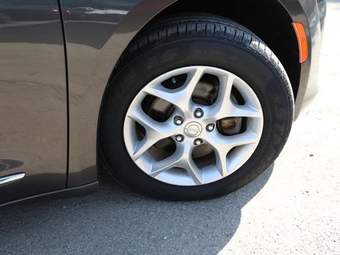 Used 2018 Chrysler Pacifica Touring-L Plus w/ Tire & Wheel Group FWD image 9