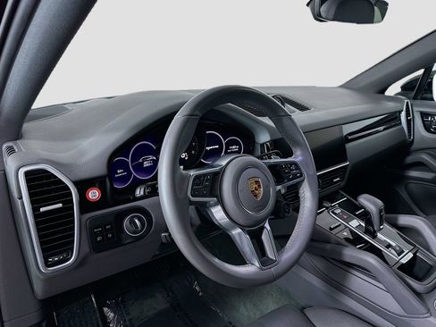 Used 2021 Porsche Cayenne Coupe image 4