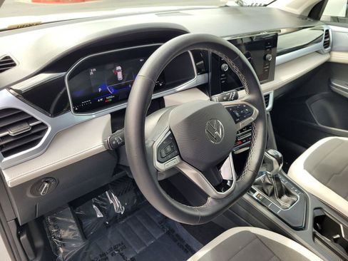 Certified 2025 Volkswagen Taos SE FWD image 12