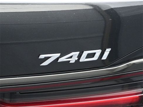 Used 2022 BMW 740i xDrive w/ M Sport Package image 29