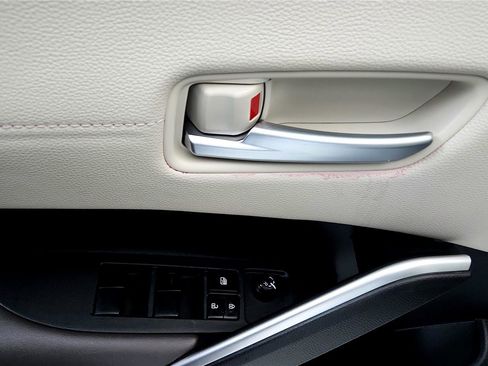 Certified 2022 Toyota Corolla Cross XLE image 25