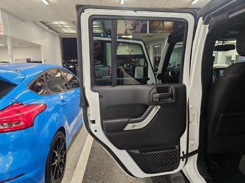 Used 2018 Jeep Wrangler Unlimited Sahara w/ Connectivity Group AWD/4WD image 30