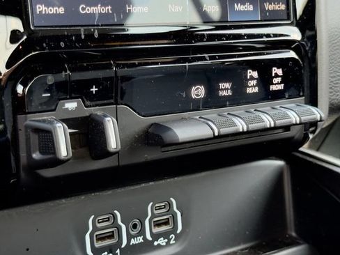 Used 2024 RAM 3500 Big Horn w/ Night Edition AWD/4WD image 21